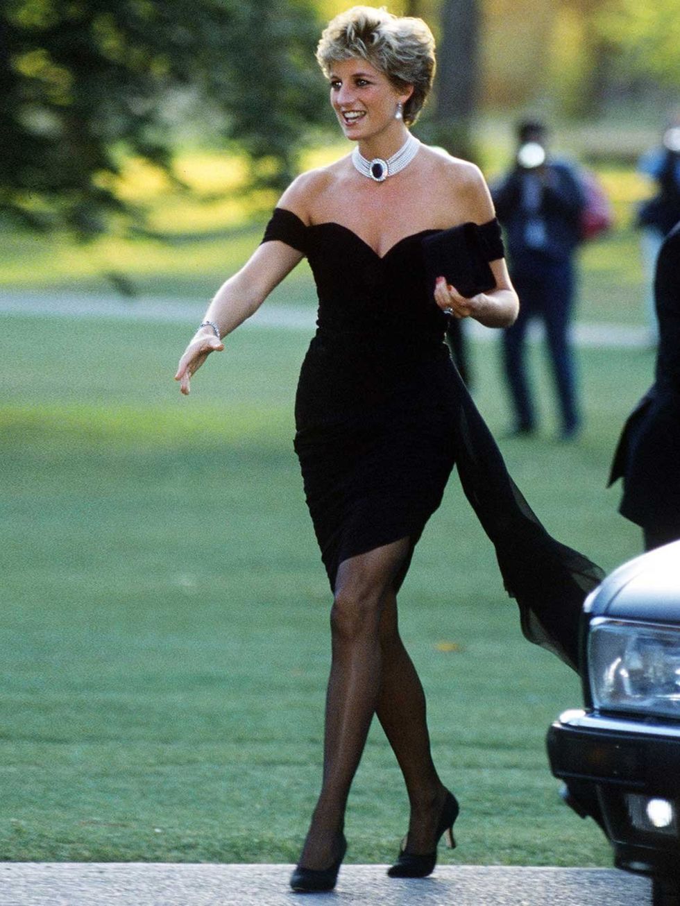 Vương phi Diana mặc little black dress của NTK Chrsitina Stambolain năm 1994