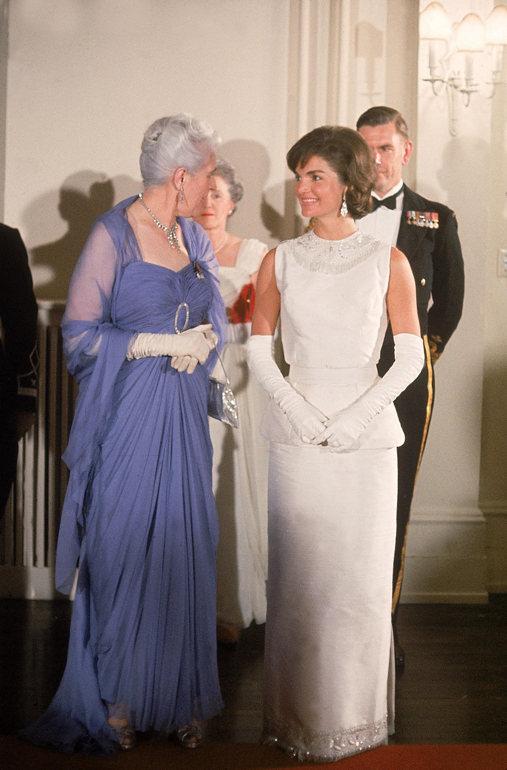 Biểu tượng thời trang Jackie Kennedy thanh lịch trong chiếc đầm dạ hội trắng