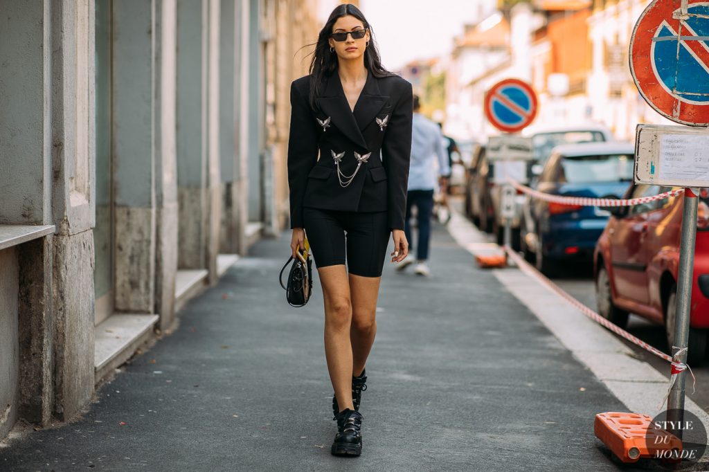 fashionista blazer đen cầu vai rộng quần shorts cua-đơ đạp xe bốt cổ thấp tuần lễ thời trang