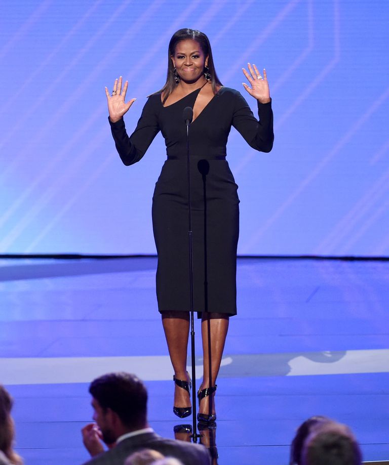 Biểu tượng thời trang Michelle Obama diện đầm ôm cut-out màu đen ấn tượng tại buổi diễn thuyết