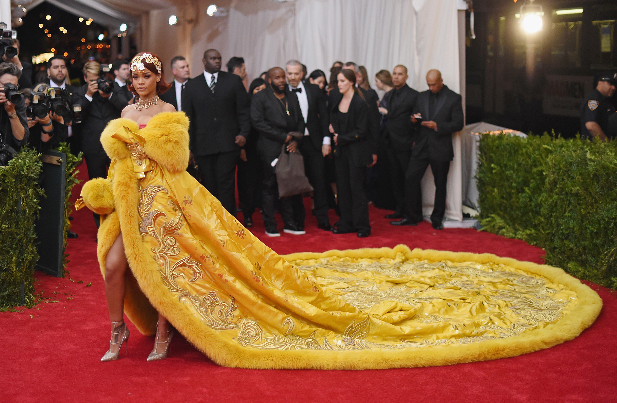 Biểu tượng thời trang 2010 Rihanna với chiếc đầm đi vào lịch sử tại Met Gala 2016
