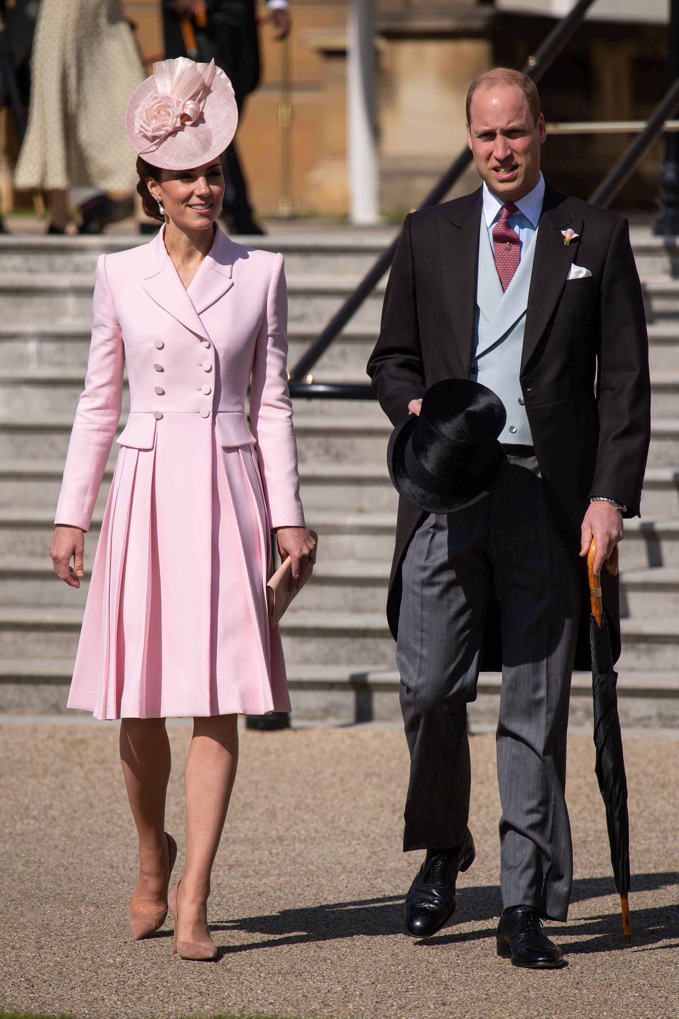 Biểu tượng thời trang 2010s Kate Middleton diện đầm hồng cổ điển và mũ lệch cùng tông màu