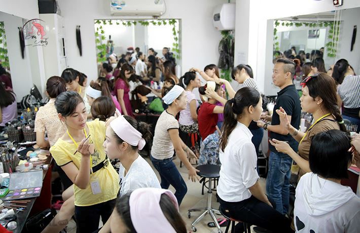 Học viên học trang điểm tại Hand Việt