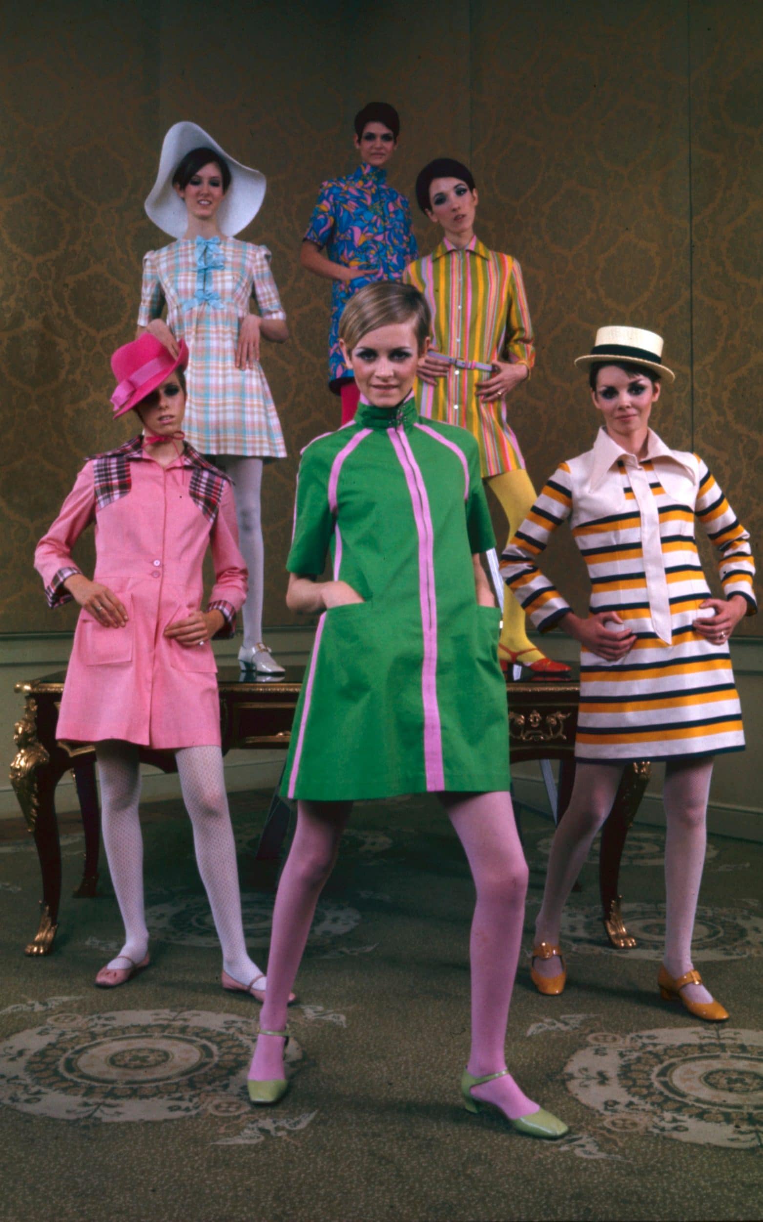 Tượng đài thời trang thập niên 60 Twiggy nổi tiếng với những chiếc đầm suôn ngắn và tất chân màu sắc