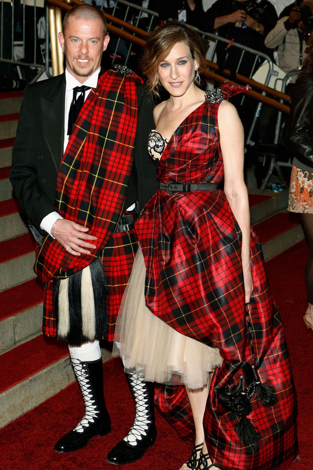 Sarah Jessica Parker và Alexander McQueen trên thảm đỏ Met Gala 2006