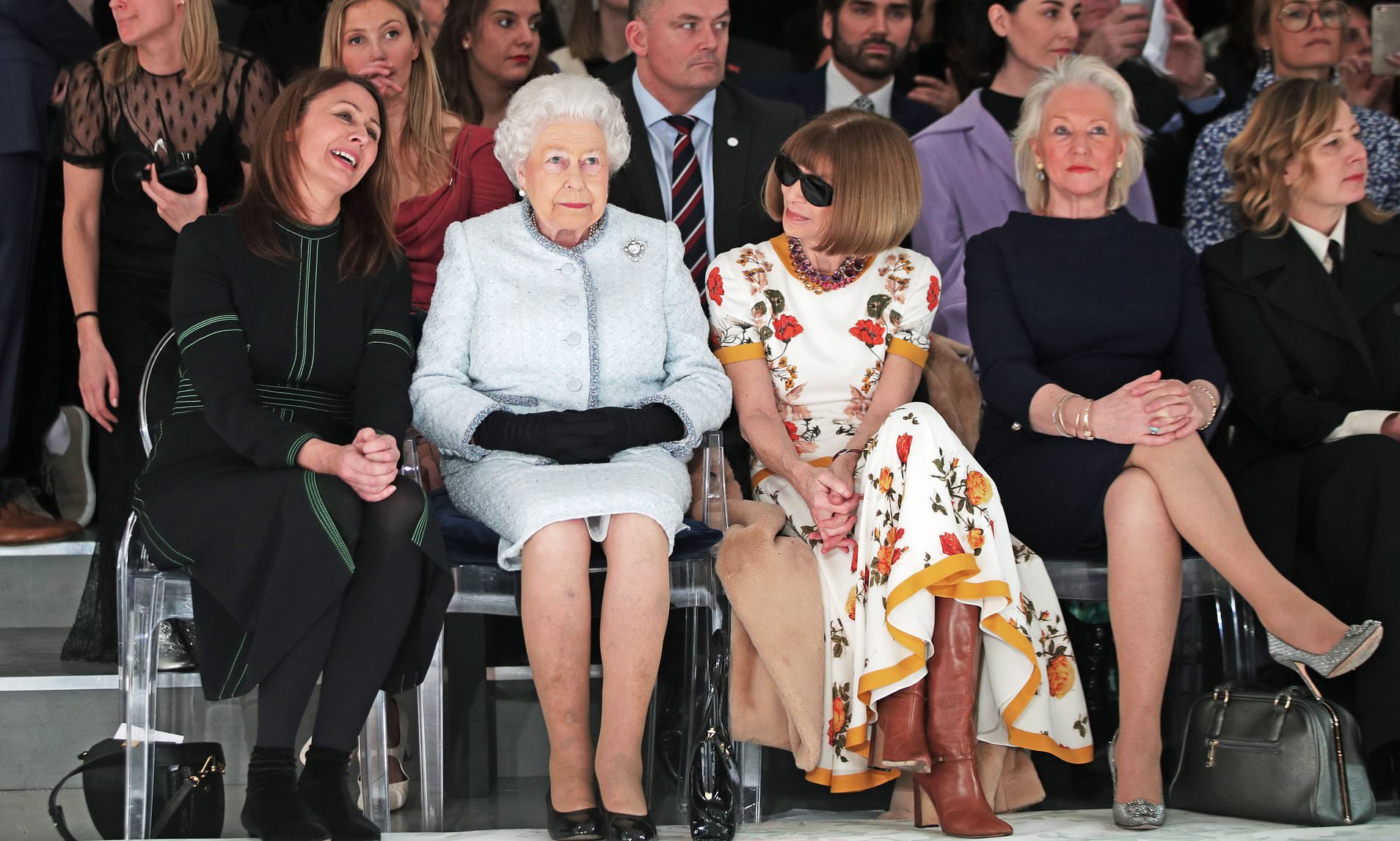 anna wintour và nữ hoàng elizabeth ngồi front row