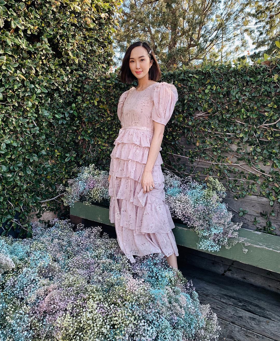 Fashionista Chriselle Lim diện đầm in hoa xếp tầng màu pastel trang nhã