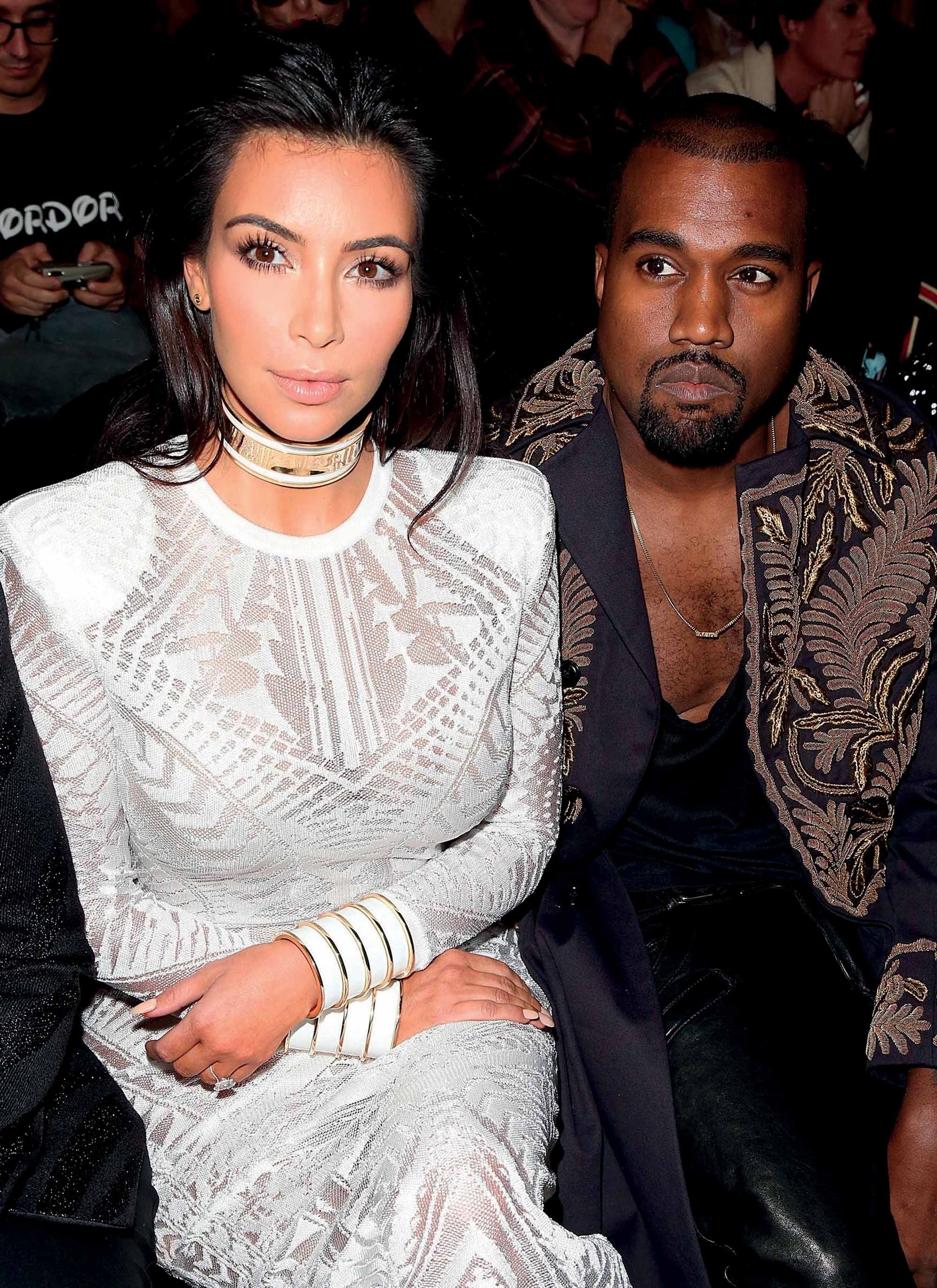 Kim Kardashian và kanye west là khách mời front row của Balmain