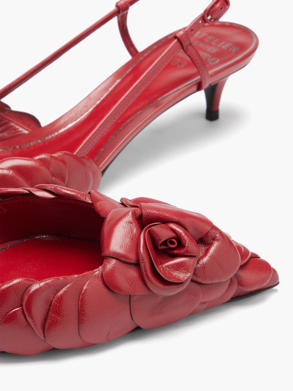 cận cảnh hoạ tiết hoa hồng 3d giày slingback ss2021