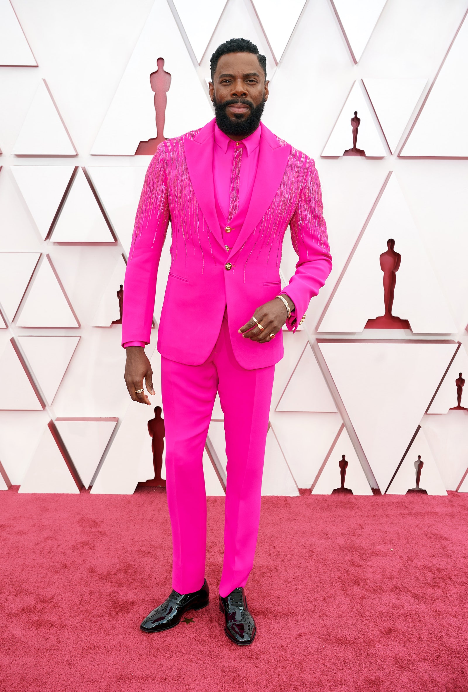 Nam diễn viên Colman Domingo và bộ suit Versace màu hot pink
