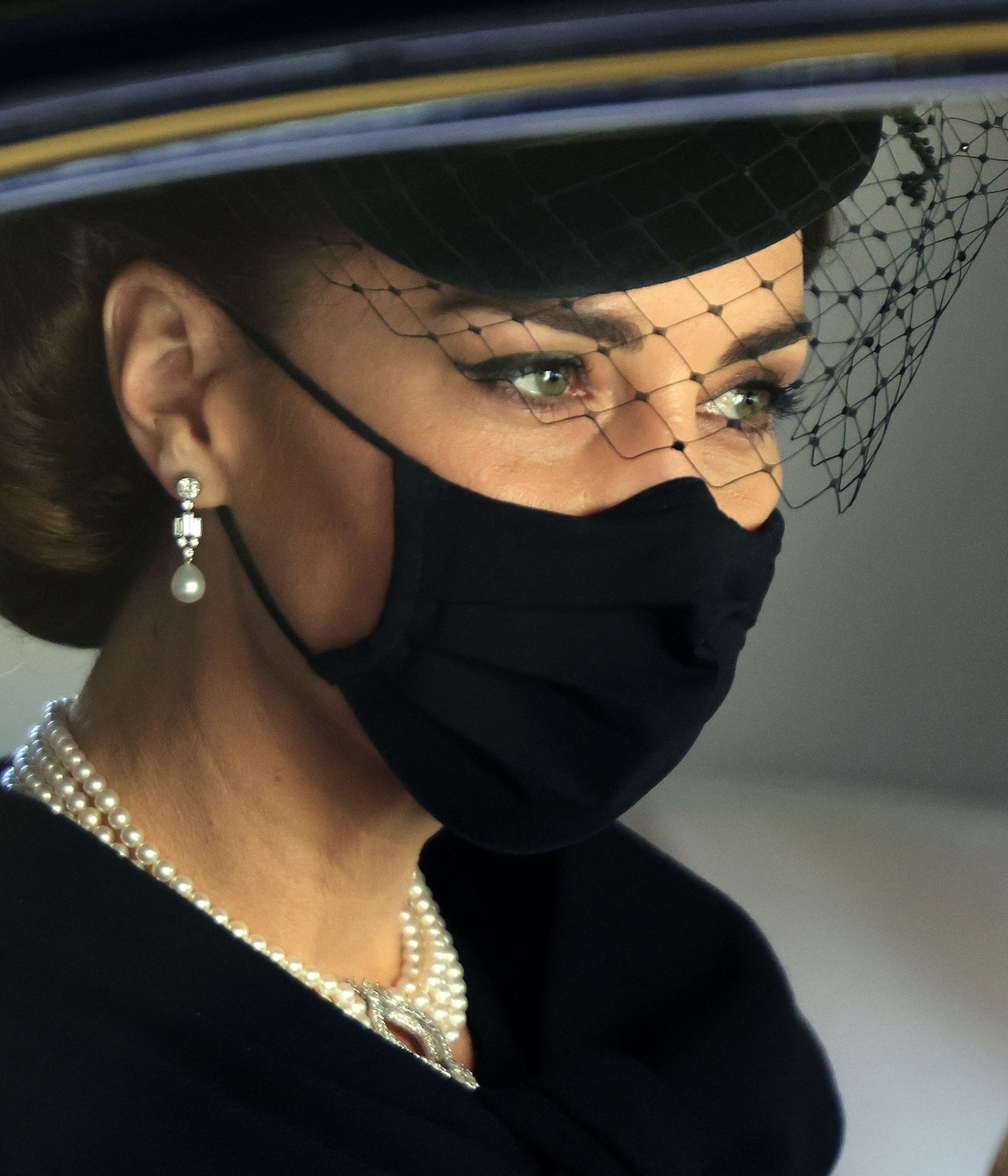 Cận cảnh đôi hoa tai ngọc trai Bahrain của công nương Kate Middleton