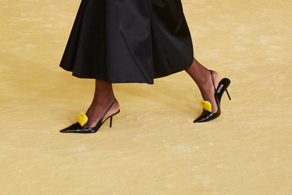 Giày slingback Prada x raf simons đen với đệm mút vàng