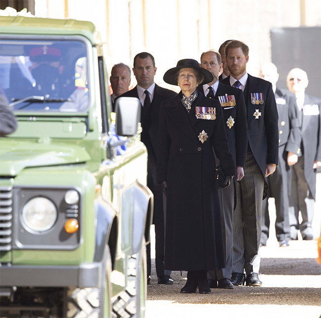 Công chúa Anne diễu hành trong đoàn lễ tang hoàng thân Philip