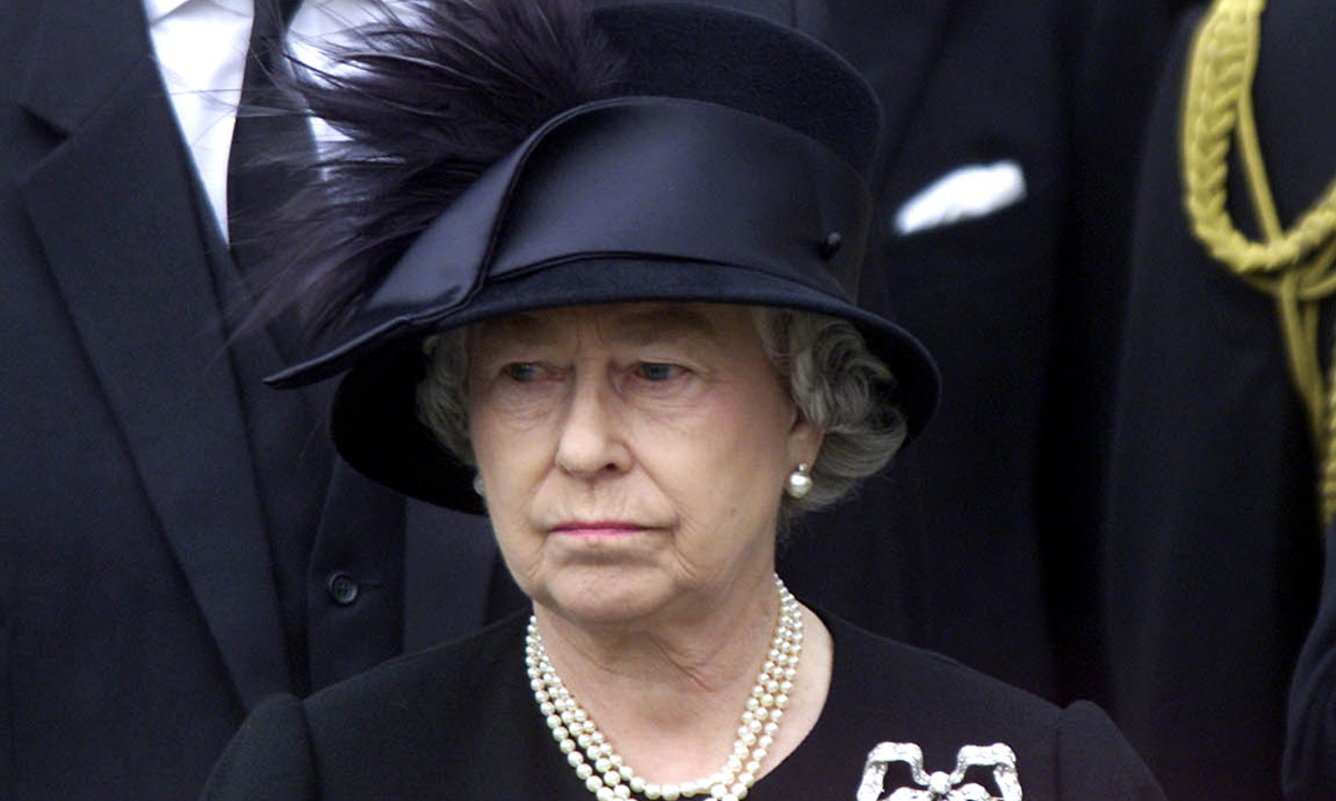 Nữ hoàng Anh cùng chuỗi ngọc trai 3 vòng trong tang lễ hoàng thân Philip
