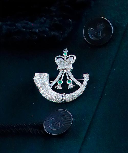 Cài áo Rifles của công nương Camilla với hình ảnh chiếc kèn Bugle làm từ đá quý và kim cương