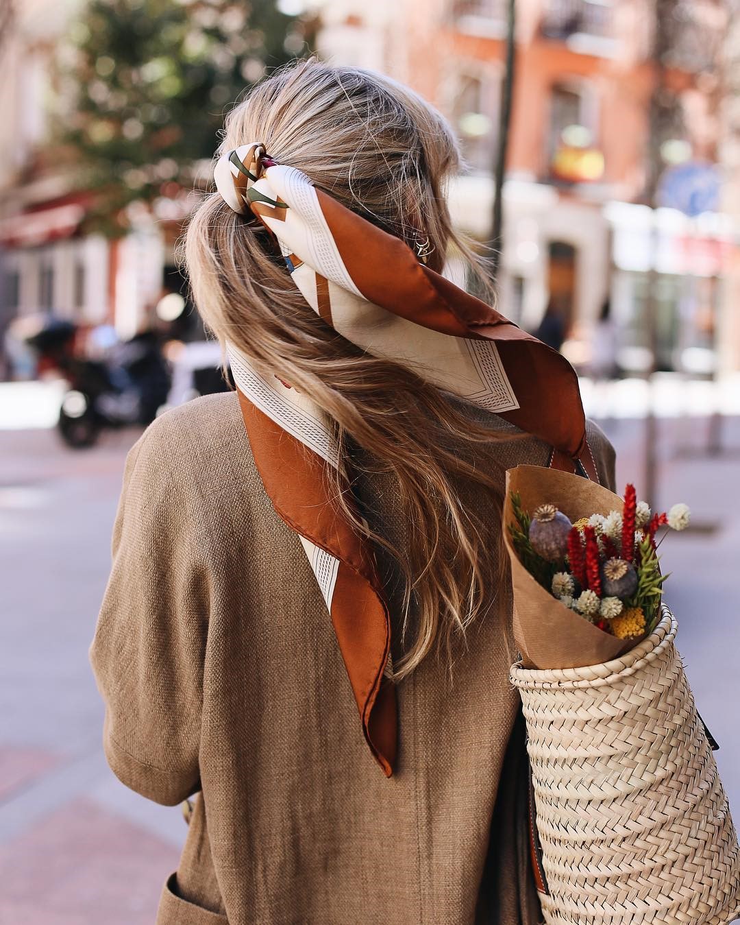 khăn turban buộc tóc và áo khoác nâu
