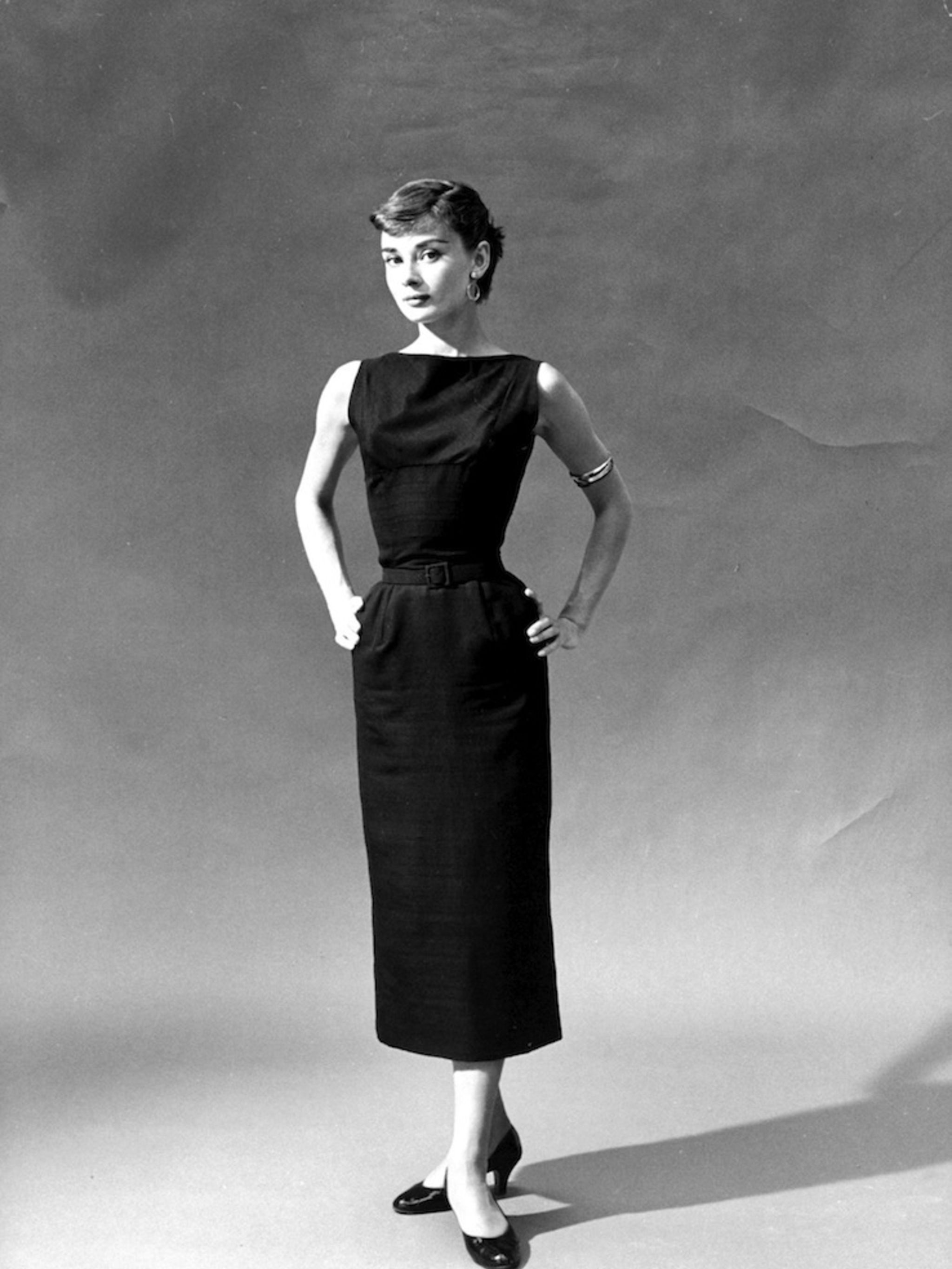 Nữ minh tinh Audrey Hepburn diện đầm bút chì năm 1950