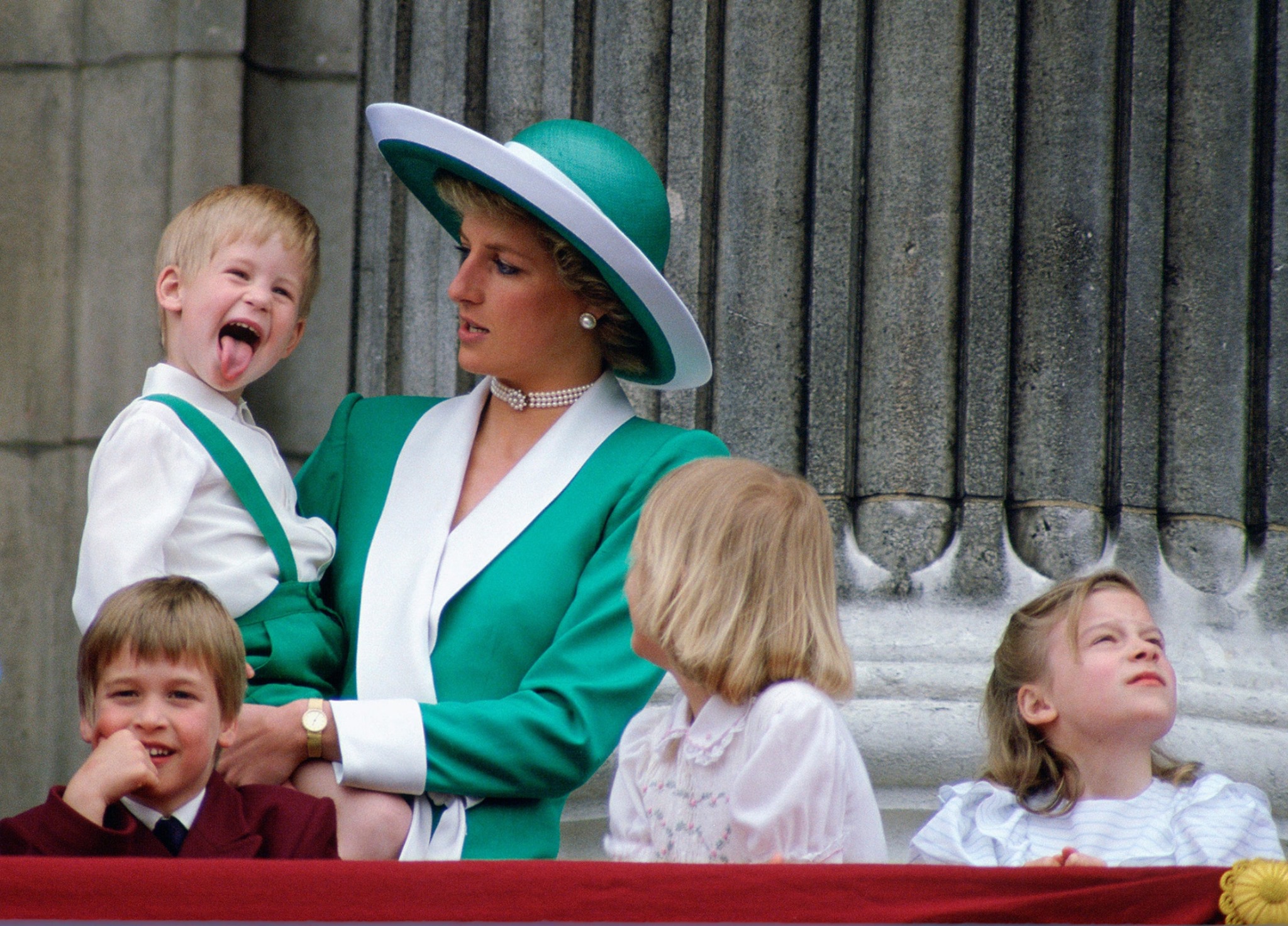 công nương diana và hoàng tử harry trong lễ phục màu xanh lá