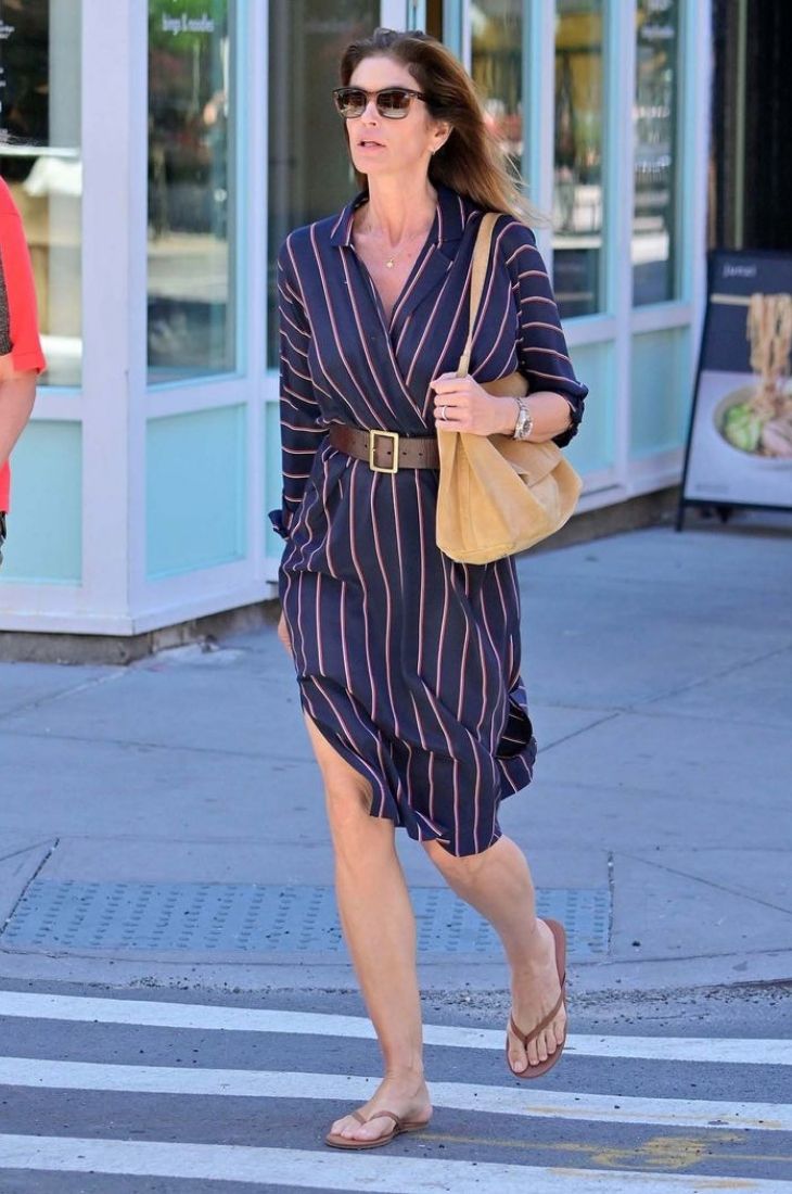 Người mẫu diễn viên Cindy Crawford mang dép xỏ ngón và váy sơmi