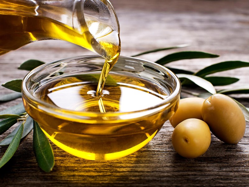 Dầu oliu chứa vitamin E, giúp nuôi dưỡng nang lông