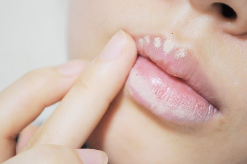 Bạn có thể thoa kem che khuyết điểm lên đôi môi để dễ đánh son hơn