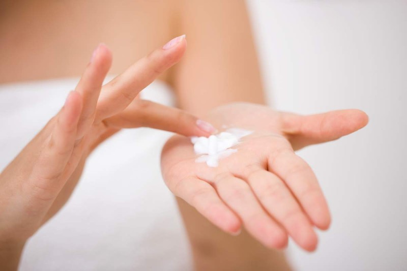 Bạn chỉ nên thoa một lớp mỏng Tetracyclin lên làn da và massage