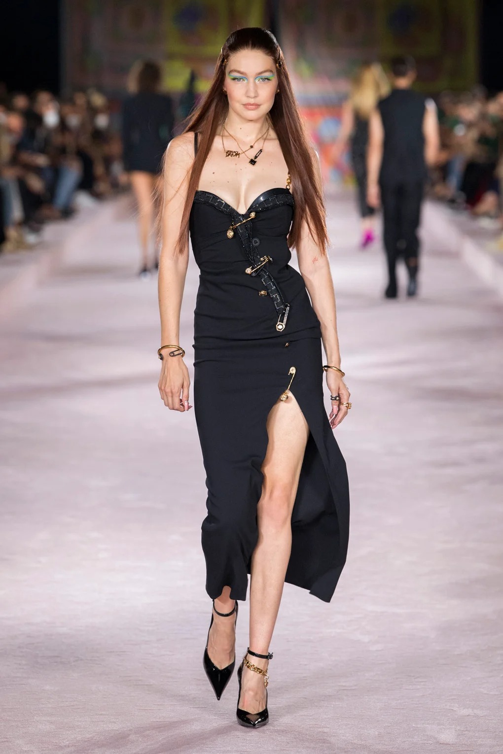 Gigi Hadid trong show diễn Versace Xuân Hè 2022 tại Tuần lễ thời trang Milan