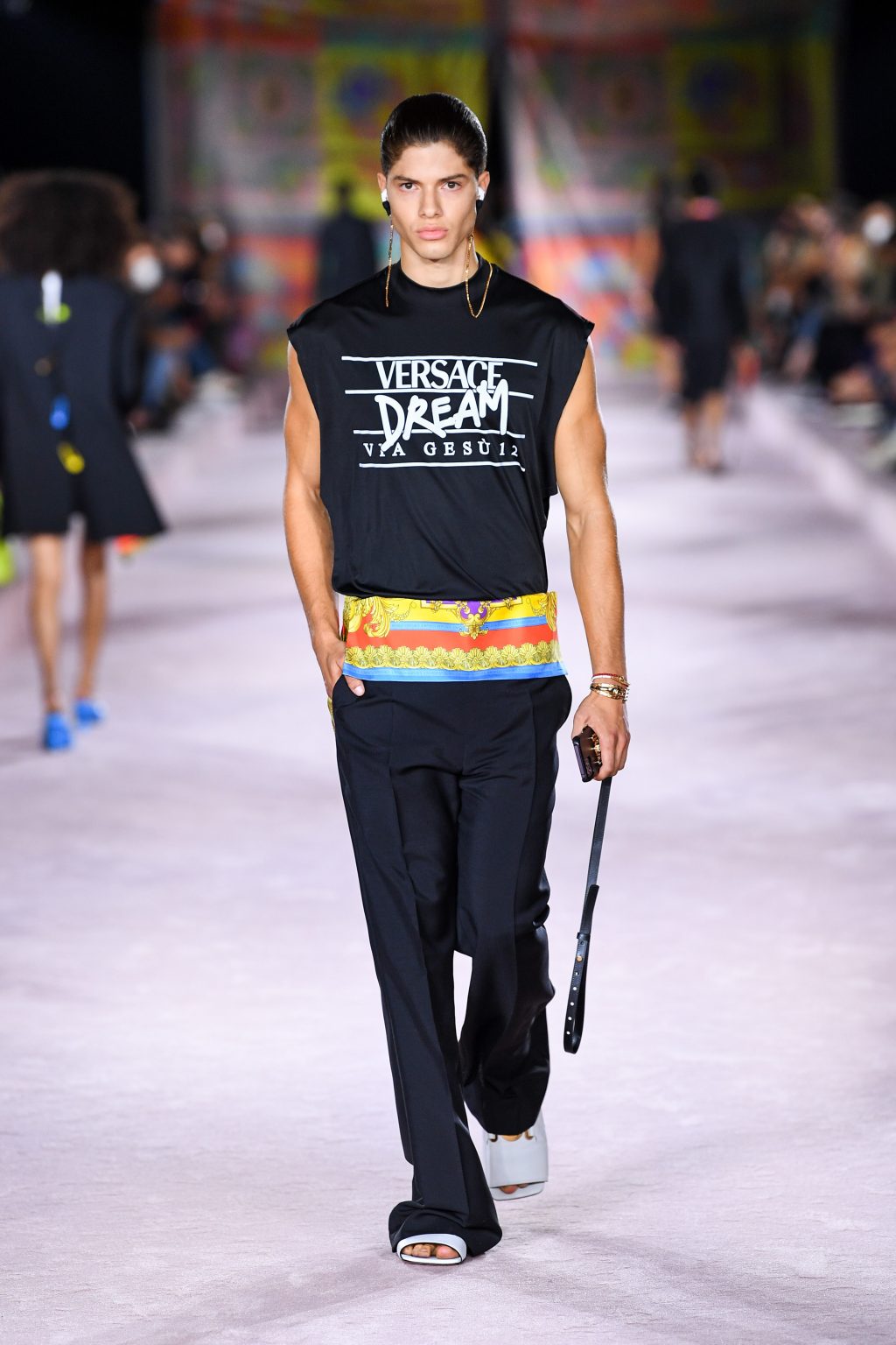 đồ nam trong BST Versace xuân hè 2022 ở tuần lễ thời trang Milan