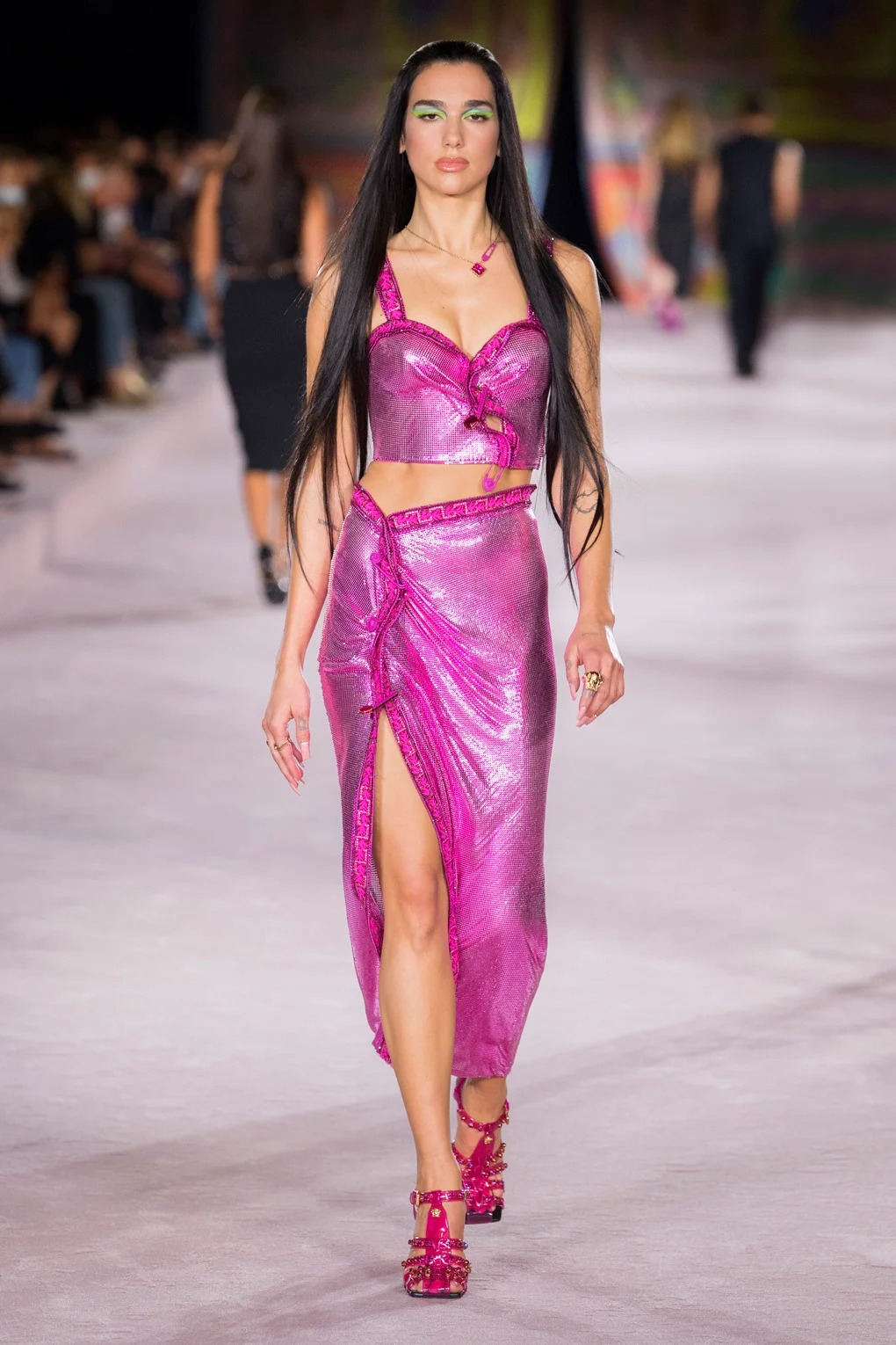 Dua Lipa kết show diễn Versace Xuân Hè 2022 tại Tuần lễ thời trang Milan
