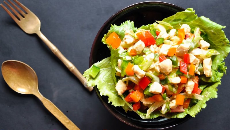 Salad là một món ăn chứa nhiều chất hỗ trợ cải thiện cân nặng tốt