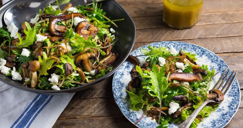 Công thức làm salad giảm cân bằng nấm và cải bó xôi