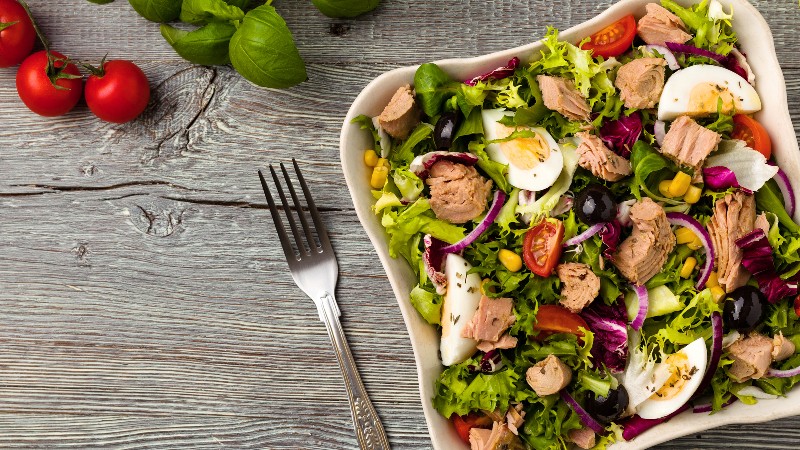 Phương pháp giảm cân tại nhà từ món ăn salad cá, quả oliu và cam