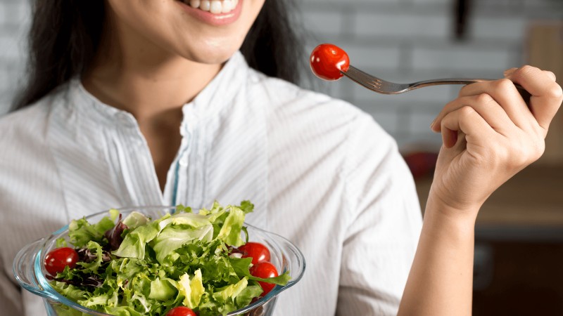 Bạn nên chú ý tới quá trình làm và hấp thụ salad giảm cân