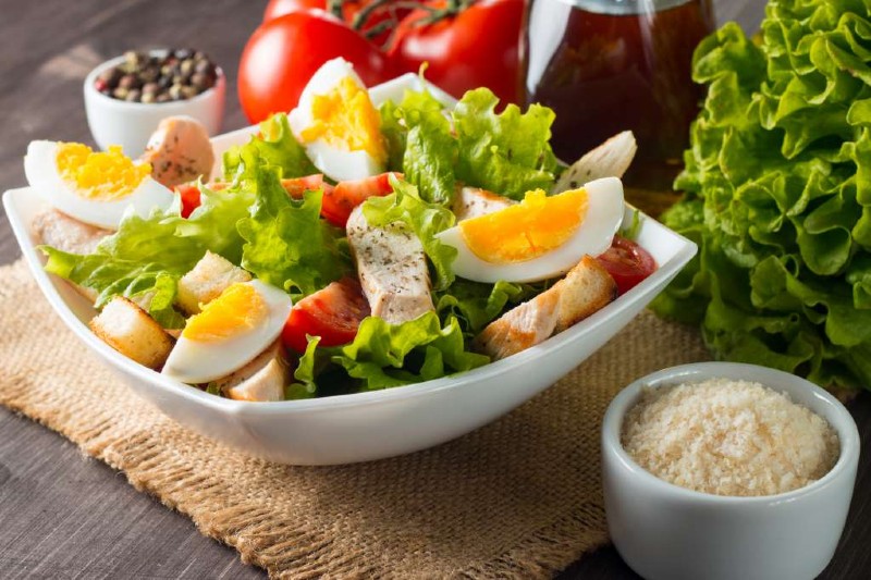 Salad rau cùng trứng chứa nhiều chất dinh dưỡng nhưng không gây béo