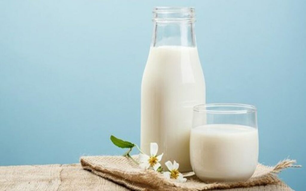 Uống sữa sẽ giúp giảm phồng rộp lưỡi do vị cay