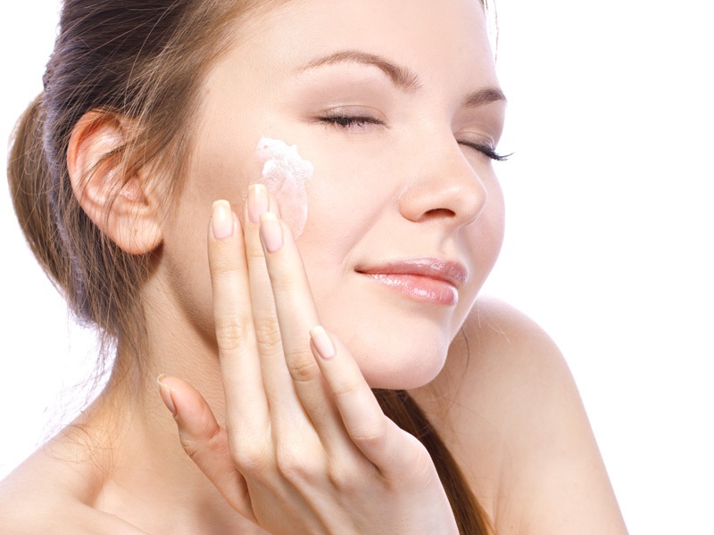 Bảo vệ vùng da vừa tẩy nốt ruồi khỏi ánh nắng mặt trời bằng kem chống nắng để tránh làm tăng sắc tố và gây tổn thương da