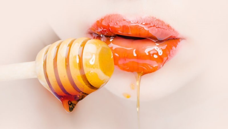 Tận dụng mật ong là phương pháp tẩy da chết môi hiệu quả, an toàn