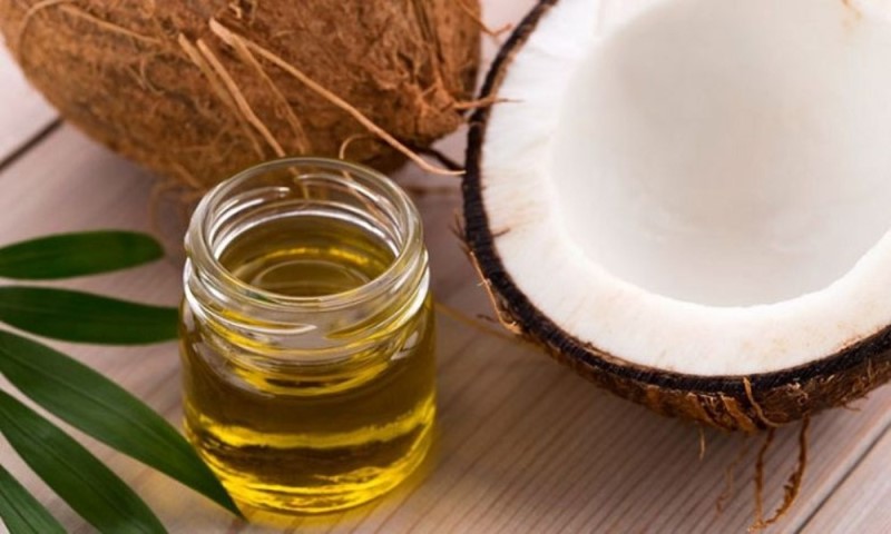 Tinh chất trong dầu dừa có khả năng cải thiện thâm sạm, nứt nẻ trên môi vượt trội