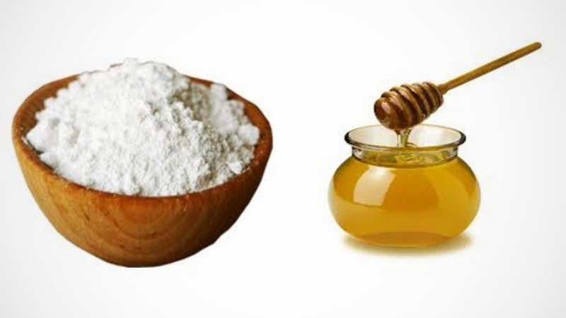 Kết hợp baking soda và mật ong là cách trị thâm môi hiệu quả