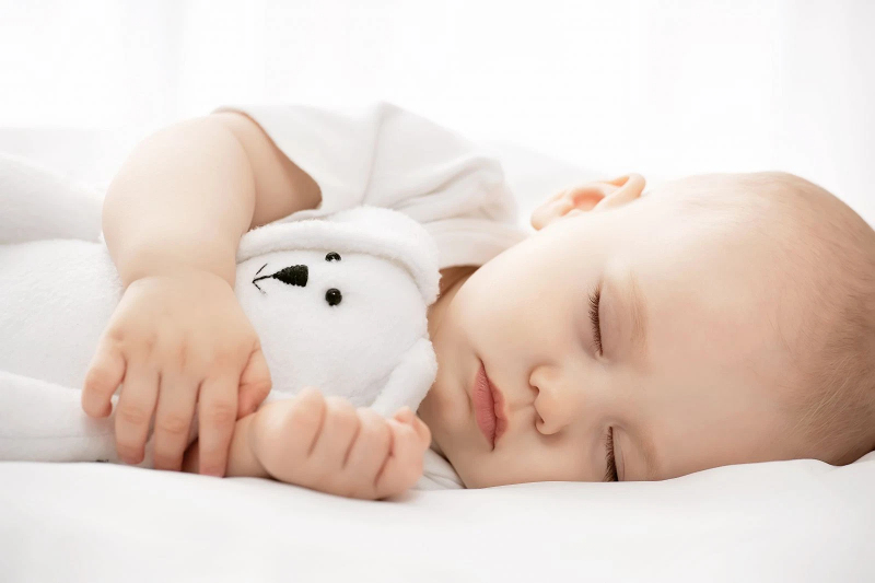 Cho bé ngủ đủ giấc chính là giải pháp đơn giản mà hiệu quả để làm giảm tình trạng trẻ sơ sinh bị rụng tóc