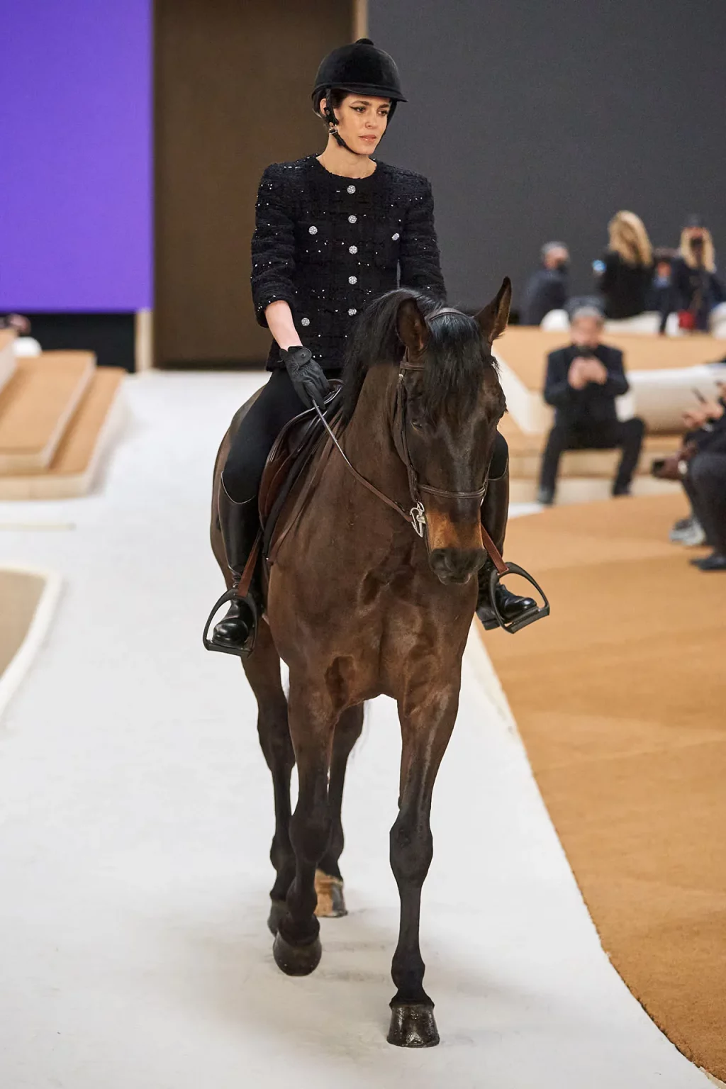 Công chúa Charlotte trong show Haute Couture SS22 ngựa nâu quần áo đen