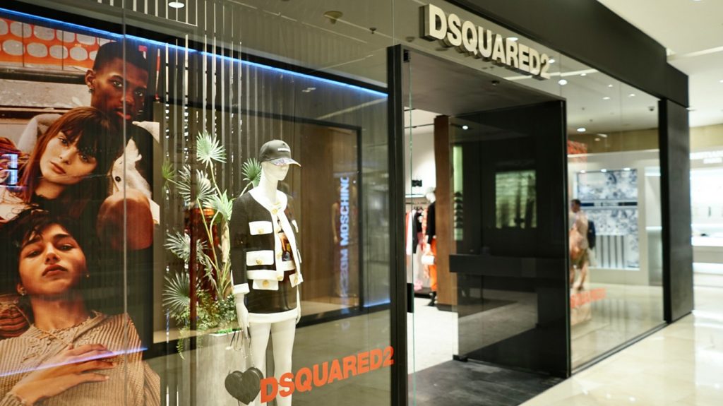 bên ngoài cửa hàng thời trang của thương hiệu Dsquared2