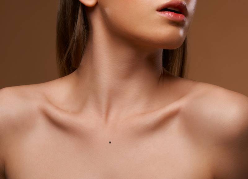 Nốt ruồi mọc trên ngực gần vực cổ và yết hầu thường được quý nhân giúp đỡ nên nhanh chóng thành công