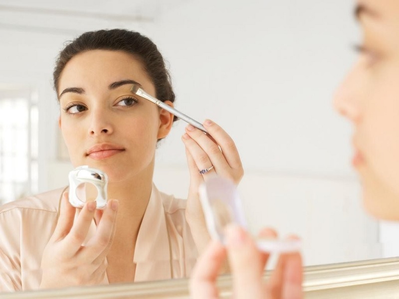 Bạn có thể tự makeup đơn giản tại nhà cũng là cách chăm sóc bản thân đẹp hơn