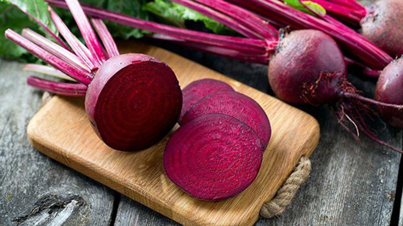 Củ dền đỏ nằm trong danh sách những loại rau củ không nên ăn khi giảm cân