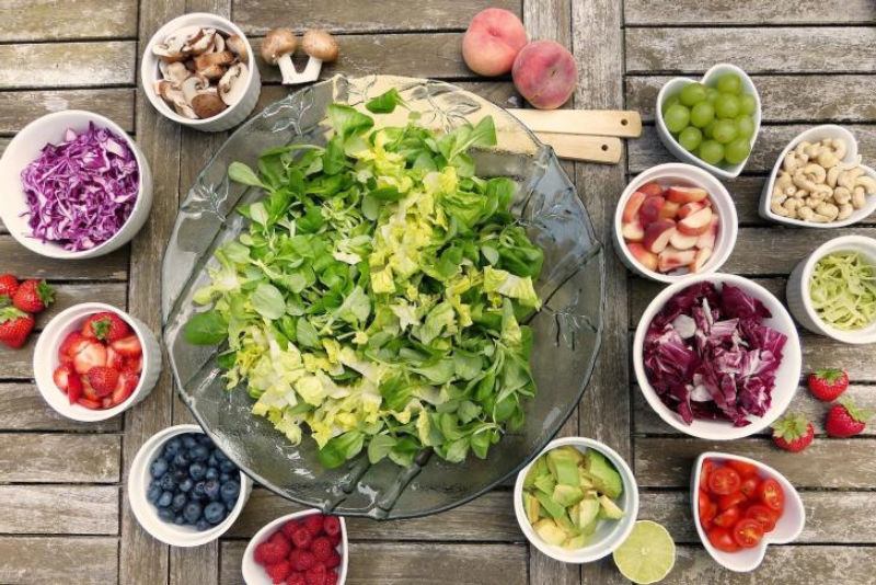 Dùng quá nhiều sốt khi ăn salad sẽ làm cơ thể tăng cân nhanh