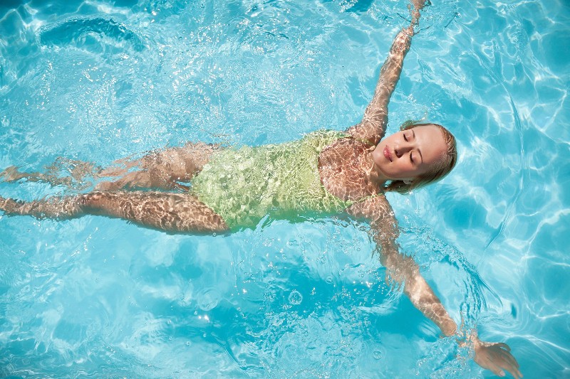 Không nên đi bơi sau khi phun để mực xăm không bị phai