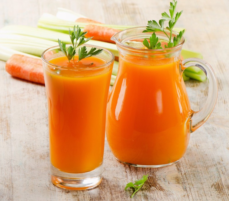 Uống nước ép cà rốt sau khi phun môi thường xuyên giúp lên màu tốt hơn