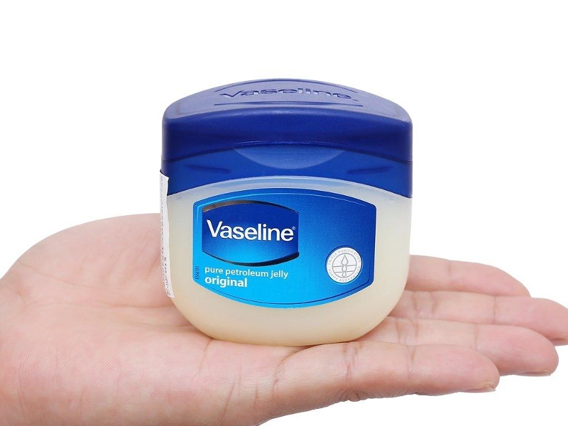 Thoa Vaseline giúp cấp ẩm và giữ môi luôn mềm mại, mịn màng