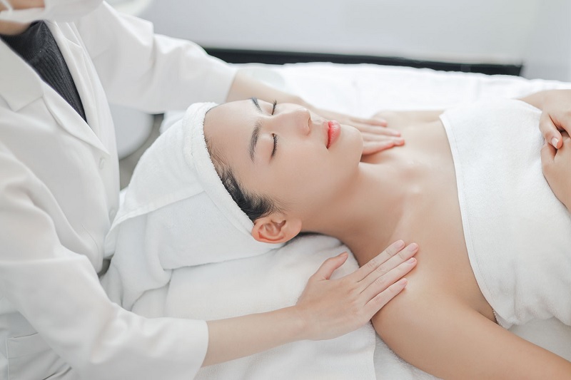 Massage giúp lưu thông khí huyết, giảm căng thẳng mệt mỏi